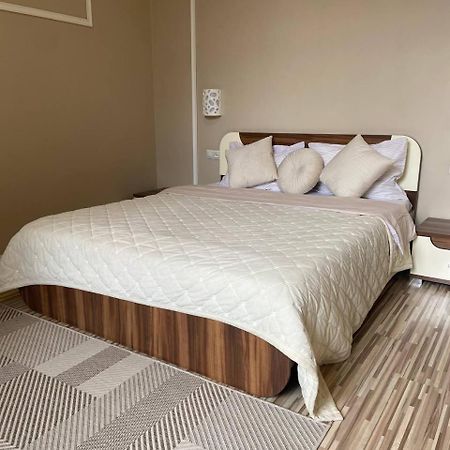 Bright Apartment In The Very Centre Lviv Eksteriør bilde